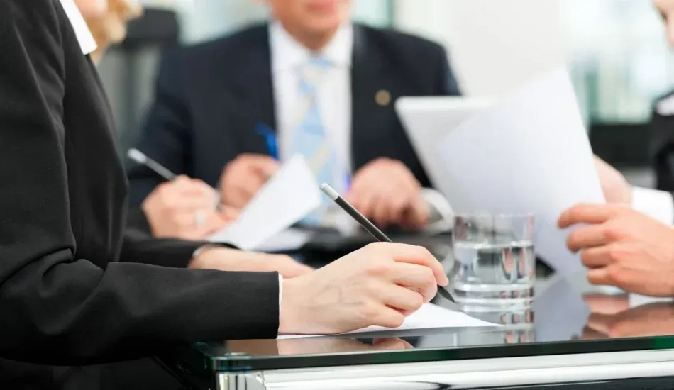 Administradores de una sociedad reunidos en un despacho