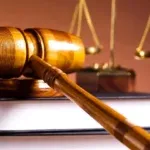 Administrador de sociedad en concurso de acreedores revisando documentación contable ante una imputación por delito del artículo 259 del Código Penal | Sanahuja Abogados Penalistas