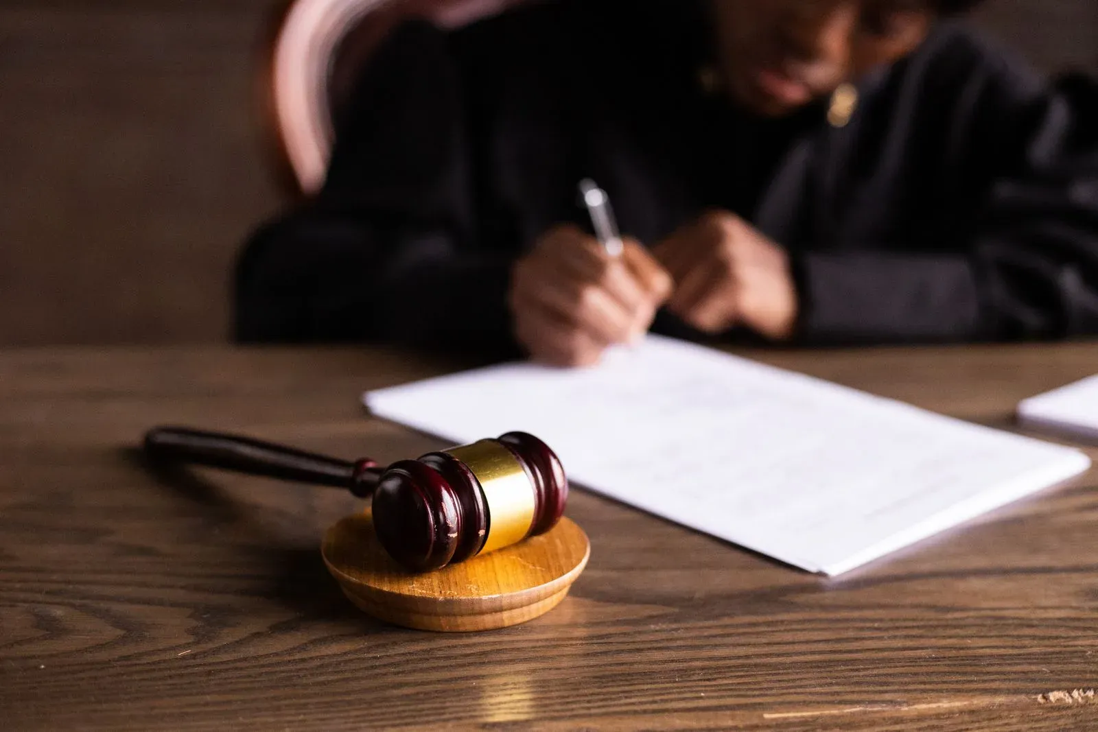 Documentación judicial de una orden de alejamiento sobre la mesa de un despacho de abogados penalistas