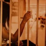 Abogado penalista preparando oposición a prisión provisional en juzgado de guardia de Valencia