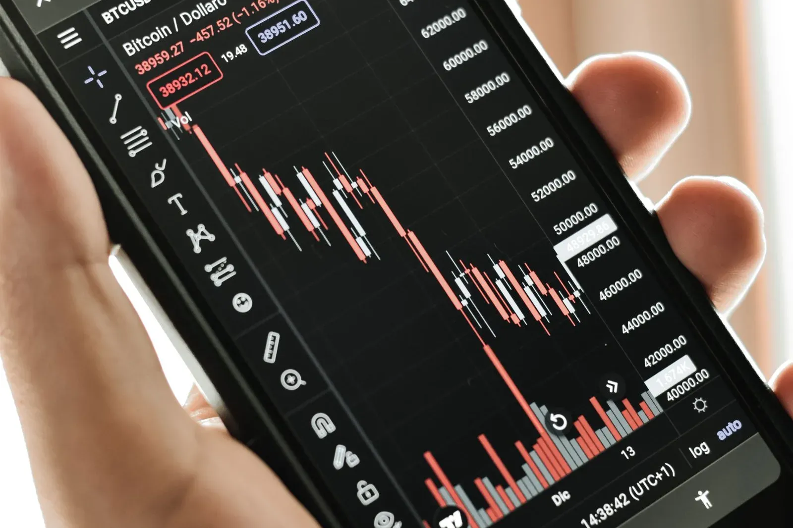 Persona revisando en el móvil el saldo vacío de su monedero de criptomonedas tras un robo